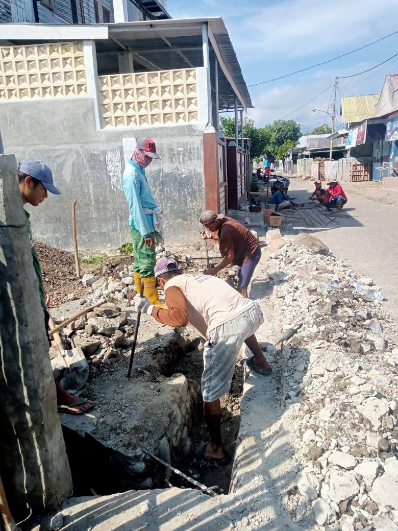 Rehab plat dan rabat bahu jalan RT 02/RW 02 desa tangah Tahun 2025